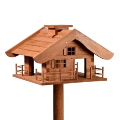 Vogelfutterhaus Almhütte Mit Liebevollen Details, Inkl. Ständer, FSC®, Ca. 56 X 46 X 35,5 Cm -Pflanzen Geschäft 0910101340 Vogelfutterhaus Almhuette inkl Staender FSC ca56x46x35 5cm 1 55393