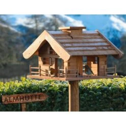 Vogelfutterhaus Almhütte Mit Liebevollen Details, Inkl. Ständer, FSC®, Ca. 56 X 46 X 35,5 Cm -Pflanzen Geschäft 0910101340 Vogelfutterhaus Almhuette inkl Staender FSCca56x46x35 5cm 7 60494