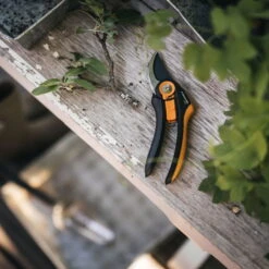 Fiskars Bypass-Schere 'Plus SmartFit', Schwarz/orange -Pflanzen Geschäft 0920300701 Plus SmartFit Bypass Gartenschere 4 106790