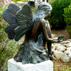 Rottenecker Fee Sitzend Mit Schmetterling, Bronze, 36 X 13 X 25 Cm 6 Rottenecker Fee Sitzend Mit Schmetterling, Bronze, 36 X 13 X 25 Cm -Pflanzen Geschäft 0980306258 Fee sitzend mit Schmetterling H36xB13xT25cm1 75581