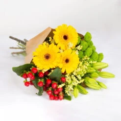 Gemischter Blumenbund 'Sonnentag' Inkl. Gratis Grußkarte 6 Gemischter Blumenbund 'Sonnentag' Inkl. Gratis Grußkarte -Pflanzen Geschäft 1025700015 DIY Mixbund Sonnentag Germini Hypericum Statice Lilie Santini 1 94587