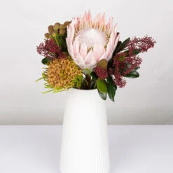 Blumenbund Protea King Mit Skimmie Und Kapgrün, Inkl. Gratis Grußkarte -Pflanzen Geschäft 1025700017 Strauss Protea King mit Skimmia 1 1 101676