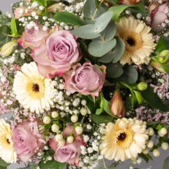 Blumenstrauß 'Stockholm' Inkl. Gratis Grußkarte 9 Blumenstrauß 'Stockholm' Inkl. Gratis Grußkarte -Pflanzen Geschäft 1110600097 strauss stockholm setting 1 121239